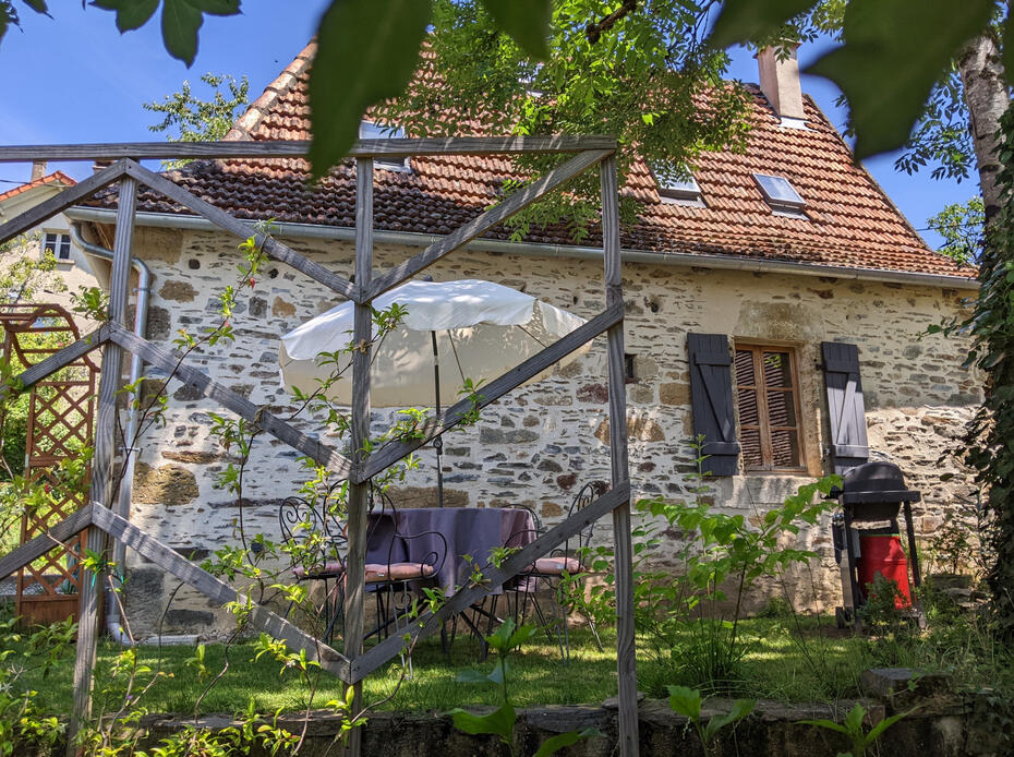 Jardin avec barbecue